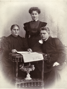Bronislava Klimienė (Mėginaitė), jos mama Severija Mėginienė (Tumaitė) ir mamos brolis J. Tumas