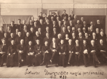 Lietuvos universiteto mokslo personalas, 1923 m. J. Tumas antroje eilėje 8-as iš dešinės pusės