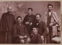 Mintaujos varpininkų grupė, apie 1894 m. Iš kairės į dešinę stovi: Jonas Jablonskis, Juozas Tumas, Vincas Kudirka; sėdi: Motiejus Lozoraitis, Motiejus Čepas ir Gabrielius Landsbergis