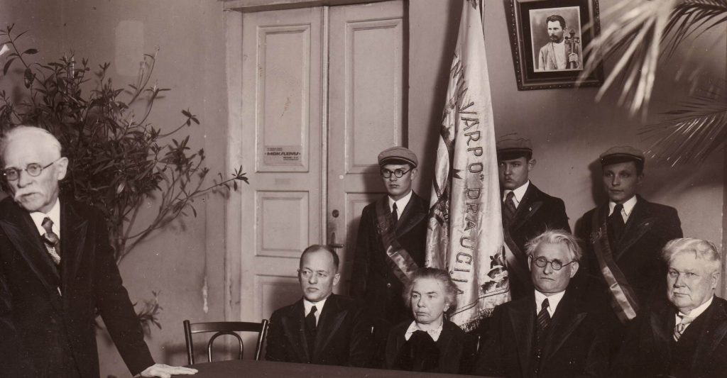 VDU studentų „Varpo“ draugijos garbės nariai: (iš kairės į dešinę) P. Leonas, A. Purėnas, F. Bortkevičienė, K. Grinius, J. Staugaitis. Šaltinis: KTU biblioteka