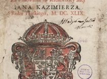 SEIMO PRIVILEGIJOS IR KONSTITUCIJOS valdant Jo Karališkajai Didenybei JONUI KAZIMIERUI, 1649 Viešpaties metais. Krokuvoje, Jo Karališkosios Didenybės spaustuvininko Andriaus Piotrkovčyko našlės ir paveldėtojų spaustuvėje.