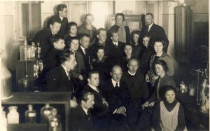 Prof. A. Purėnas su studentais Universiteto Organinės chemijos laboratorijoje, 1927 m. Šaltinis: KTU muziejus