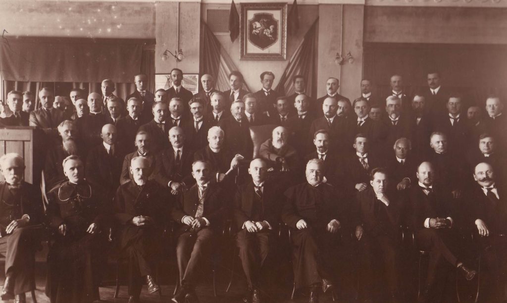 Lietuvos universiteto Taryba 1925 m. rugsėjo 15 d. Naujų mokslo metų iškilmėse Purėnas antroje eilėje antras iš kairės. Šaltinis: KTU biblioteka