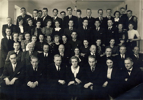 Matematikos-gamtos fakulteto dėstytojai ir absolventai, 1937 m. A. Purėnas antroje eilėje ketvirtas iš dešinės. Šaltinis: KTU muziejus