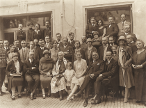 Lietuvių grupė ties Paryžiaus atstovybe, 1926 m. P. Klimas sėdi antras iš kairės