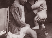 Bronislava Klimienė su dukra Egle ir sūnumi Petru