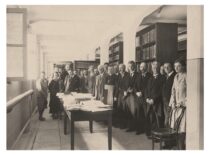 Bibliotekos dešimtmetis, 1933 m. Pirmoje eilėje: prorektorius prof. B. Čėsnys (septintas iš dešinės), rektorius prof. V. Čepinskis (šeštas iš dešinės), bibliotekos vedėjas prof. V. Biržiška (ketvirtas iš dešinės)
