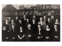 Prof. Vaclovas Biržiška su bibliotekos darbuotojais, 1943 m.