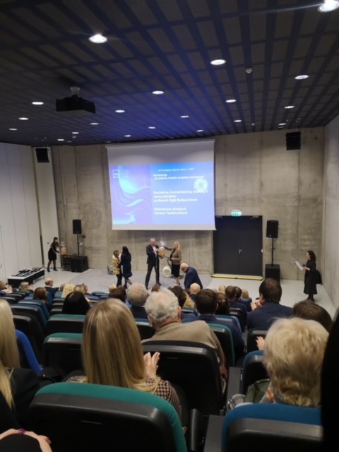 Bibliotekos direktorė dr. Gintarė Tautkevičienė tarptautinę projektų valdymo dieną – Projektinės veiklos apdovanojimuose „KTU Leopardai 2023“ apdovanota laimėjus nominaciją „Už piliečių mokslo projektų iniciatyvas“.
