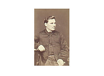 Aleksander Strauss ir Simon Suriewicz ("Strauss & Sourevitsch"). Nežinomas dvasininkas. Apie 1875.