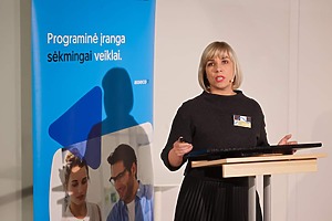 Aistė skaito pranešimą